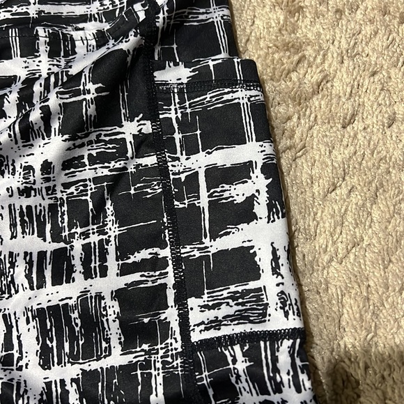 Sugar Pocket black and white abstract hash active capris with leg pockets - Picture 5 of 5